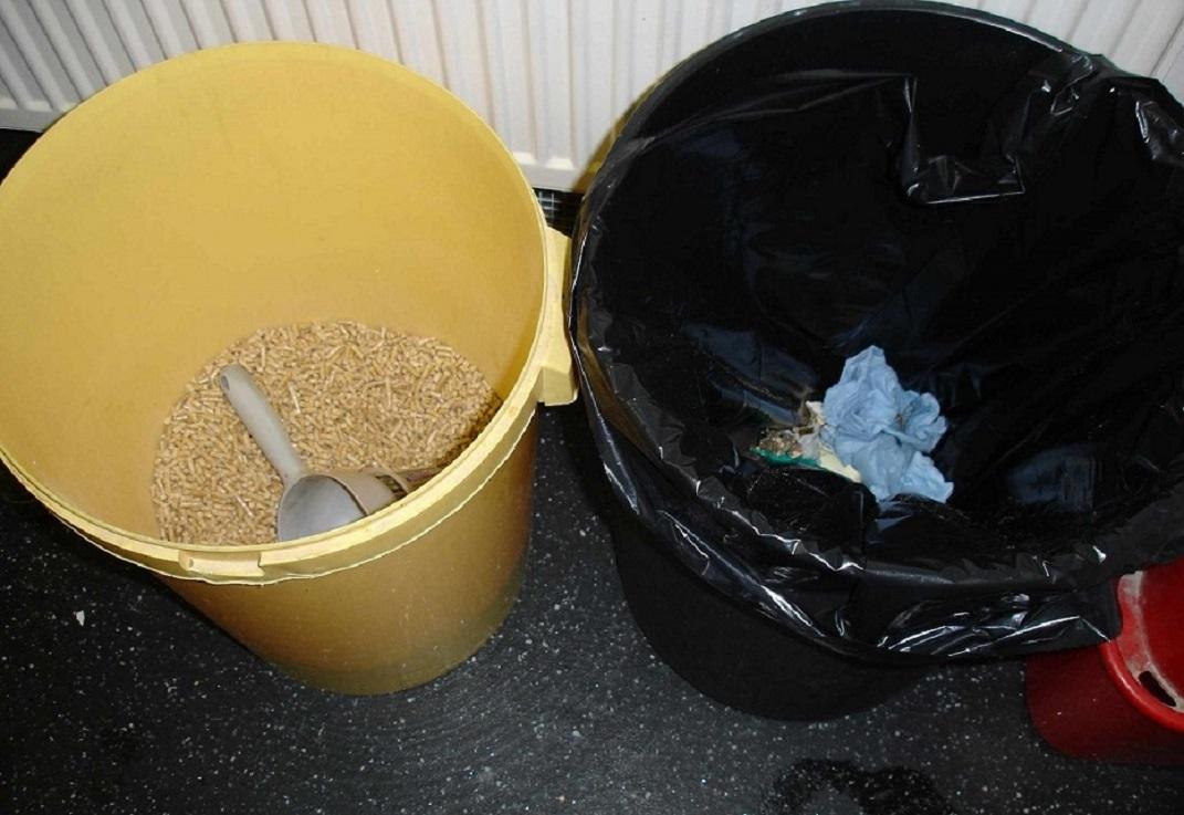 Poor setup to prevent contamination of cat litter